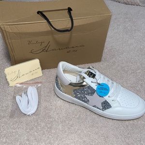 NEW! “Kensie” sneaker 👟